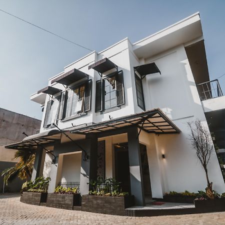 RedDoorz Plus near Mall Slipi Jaya Jakarta Bagian luar foto
