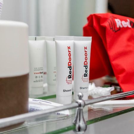 RedDoorz Plus near Mall Slipi Jaya Jakarta Bagian luar foto