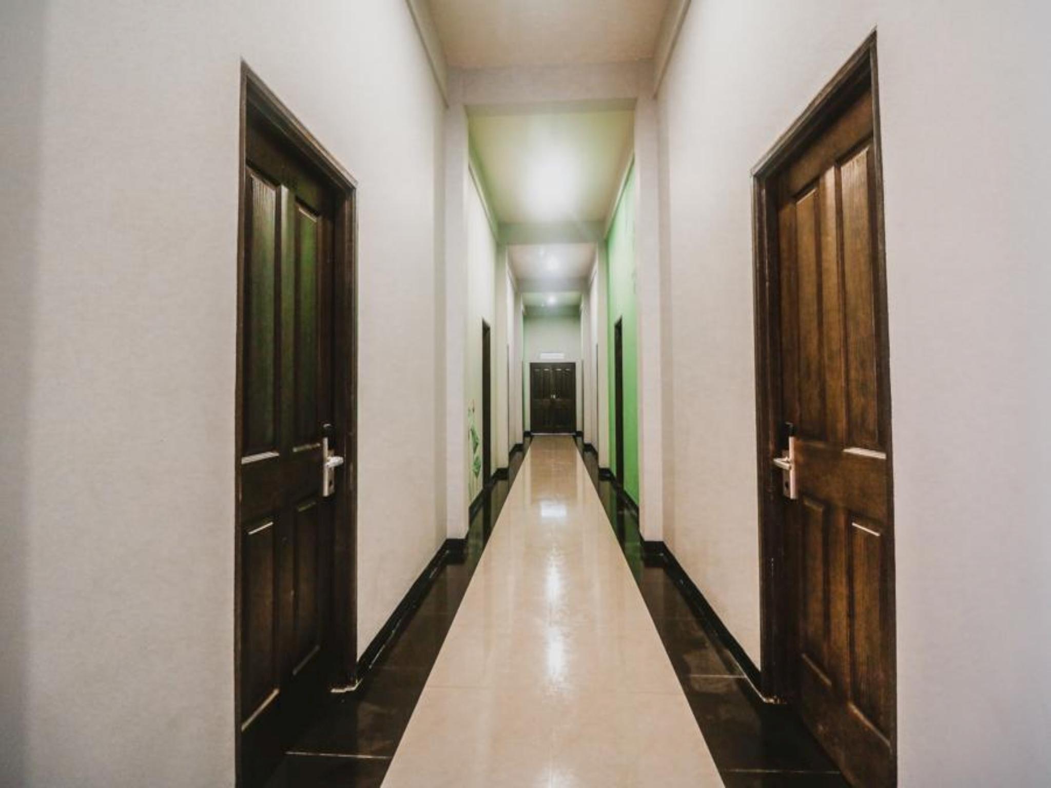 RedDoorz Plus near Mall Slipi Jaya Jakarta Bagian luar foto