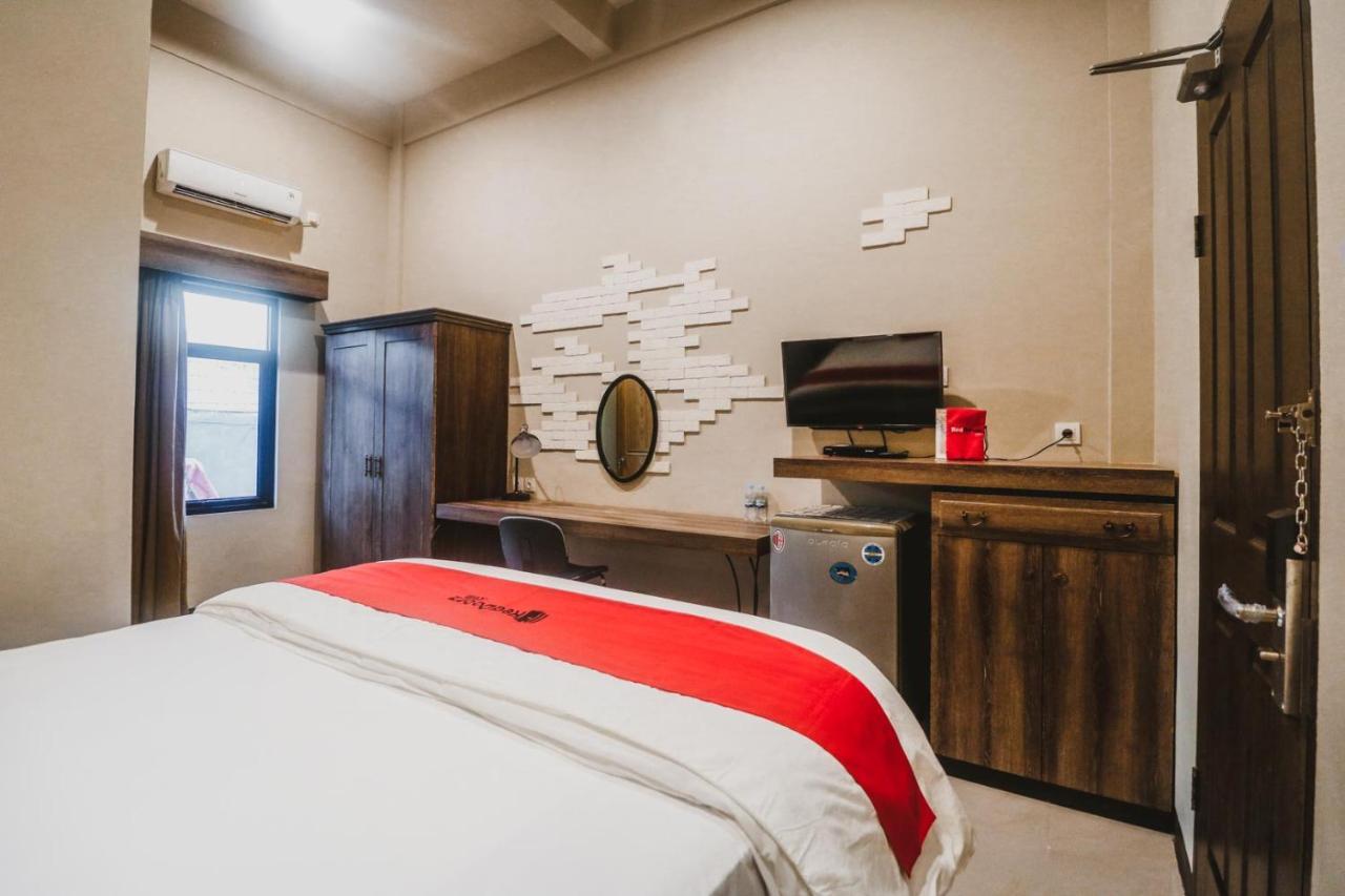 RedDoorz Plus near Mall Slipi Jaya Jakarta Bagian luar foto