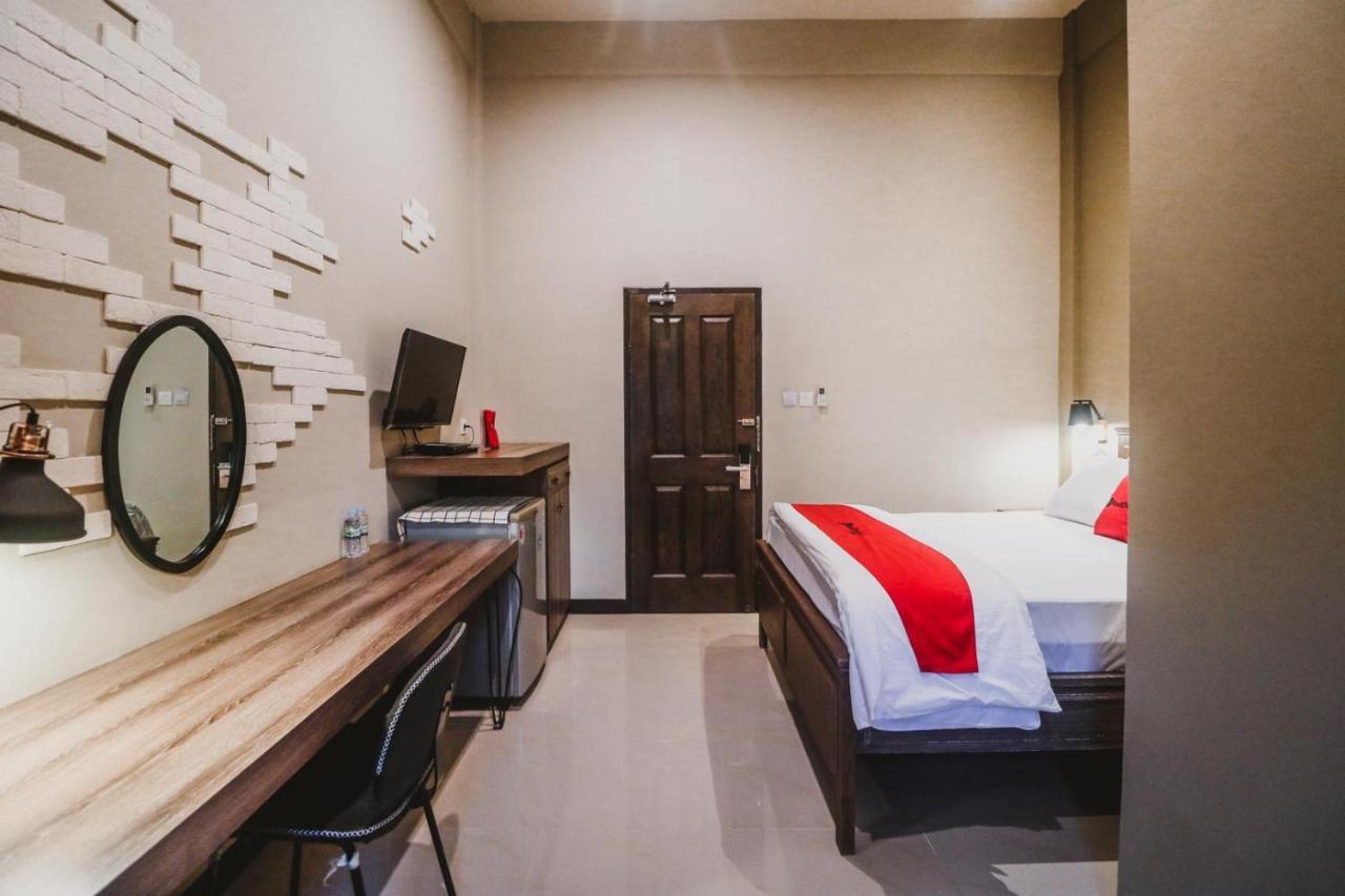RedDoorz Plus near Mall Slipi Jaya Jakarta Bagian luar foto