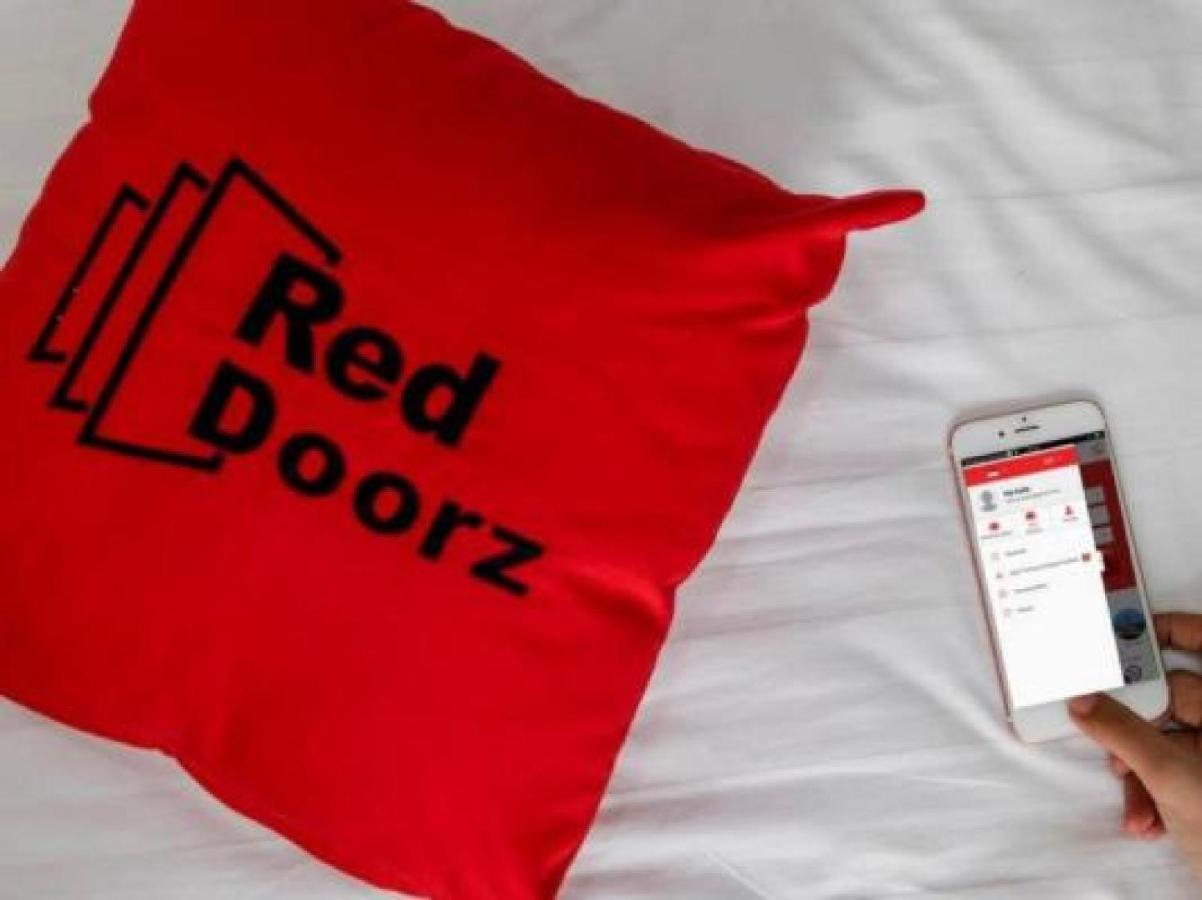 RedDoorz Plus near Mall Slipi Jaya Jakarta Bagian luar foto